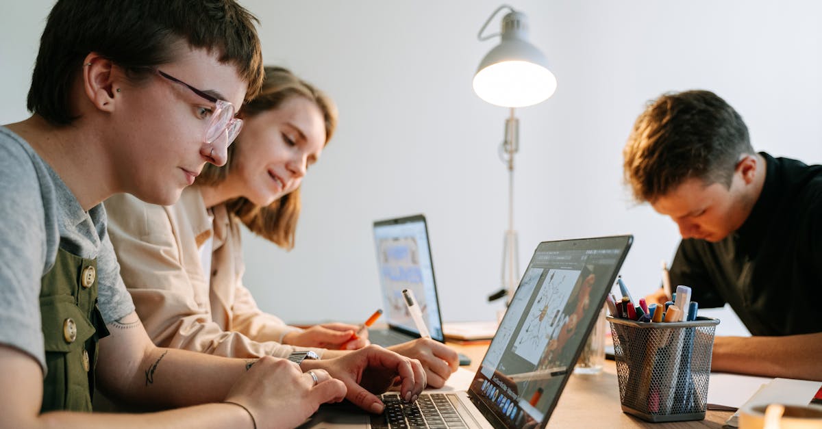 découvrez ce qu'est le travail non déclaré, ses impacts économiques et sociaux, ainsi que les risques associés pour les employeurs et les travailleurs.