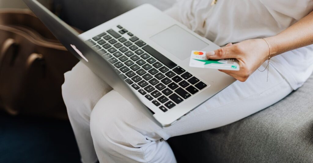 découvrez les avantages de la banque en ligne : gérez vos comptes facilement, effectuez des virements sécurisés et accédez à vos services bancaires 24h/24 depuis chez vous.