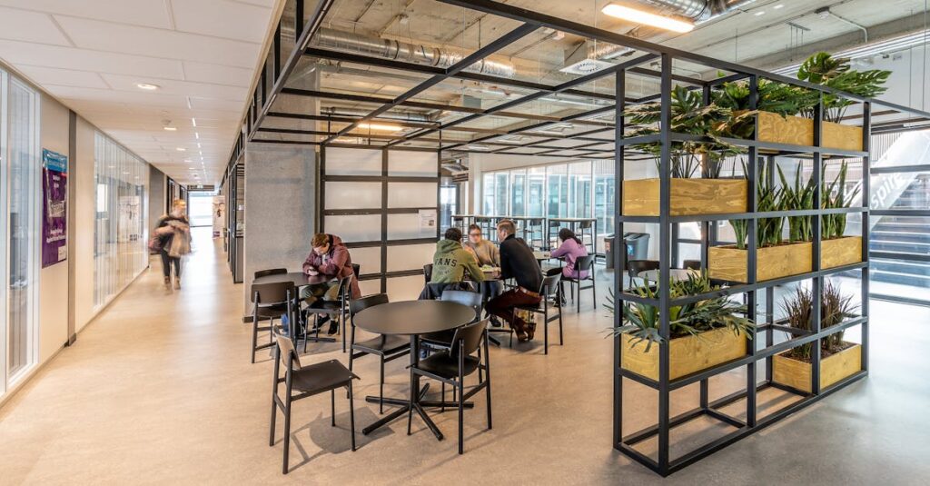 urban group ratp : un espace sécurisé et collaboratif dédié à l'innovation et au travail en équipe, alliant sécurité et convivialité pour stimuler la créativité.