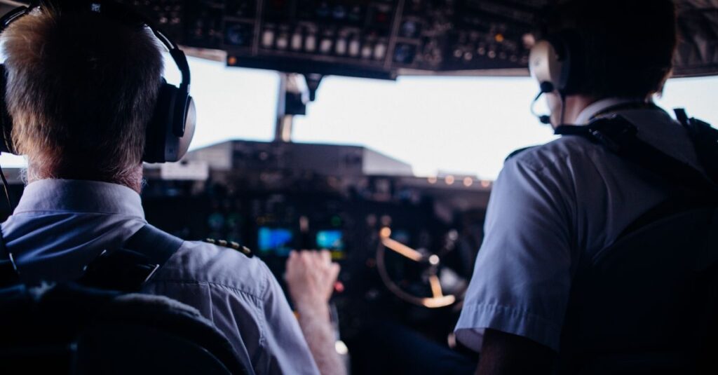 découvrez les salaires des pilotes de ligne, les facteurs influençant leur rémunération et les perspectives de carrière dans l'aviation.
