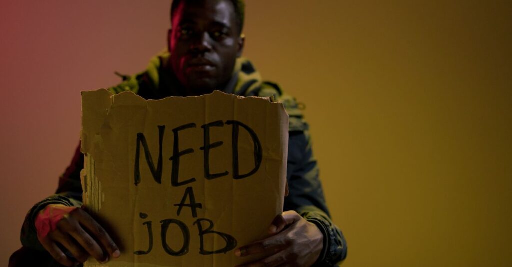 l'underemployment désigne une situation où une personne travaille moins d'heures qu'elle ne le souhaite ou occupe un emploi sous-qualifié, ce qui limite son potentiel économique et professionnel.